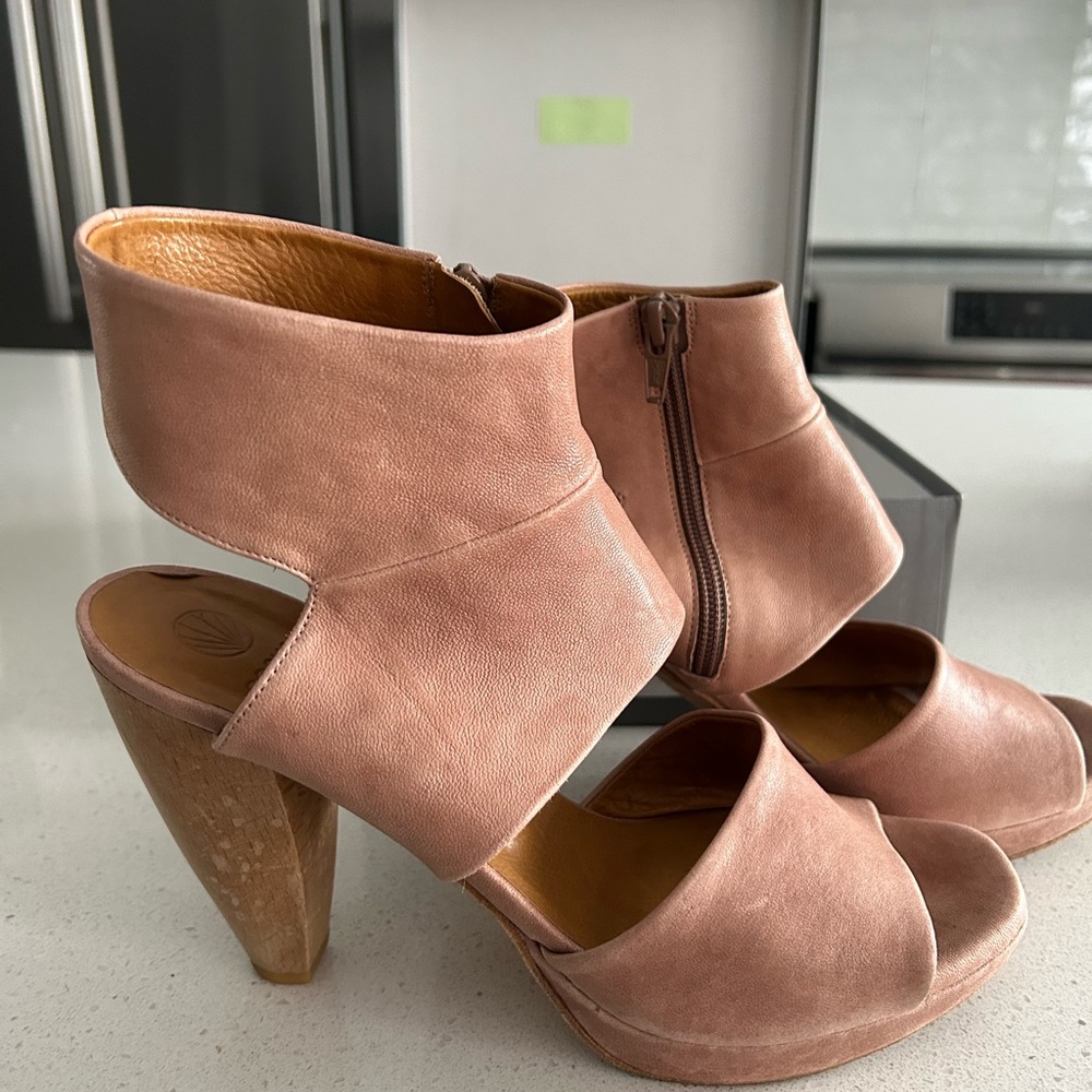 Coclico “Fire” Leather Platform Sandal